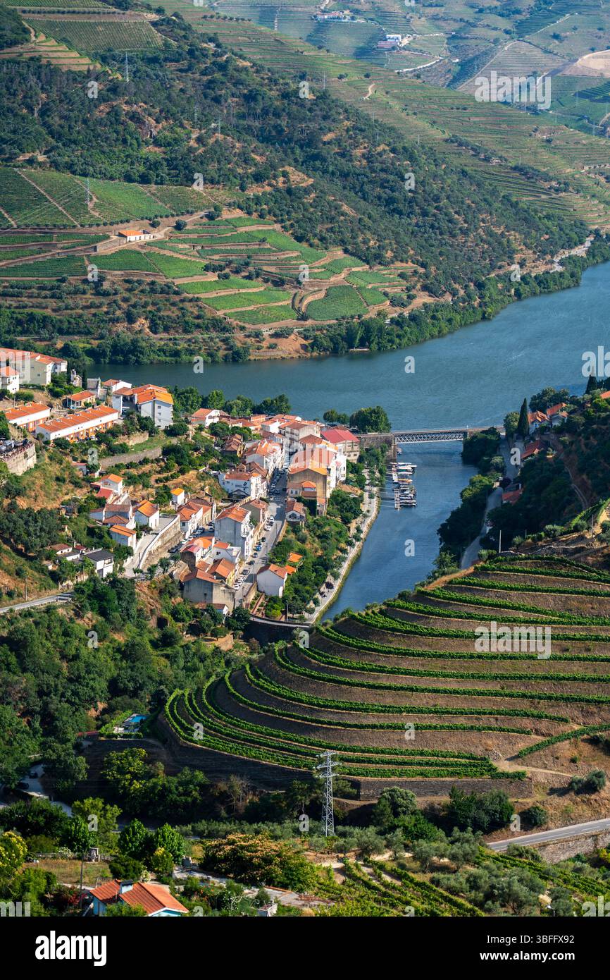 Le village de Pinhão est niché le long de la rivière Tua, qui se jette dans le fleuve Douro, entouré de vignobles en terrasses dans la vallée du Douro Banque D'Images
