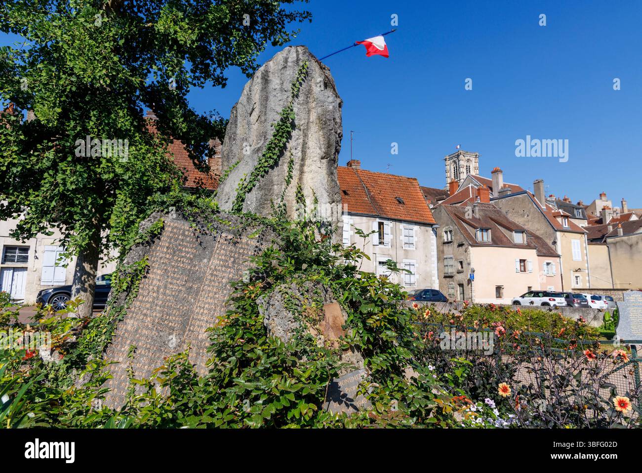 Mémorial de guerre avec drapeau, Clamecy, France Banque D'Images