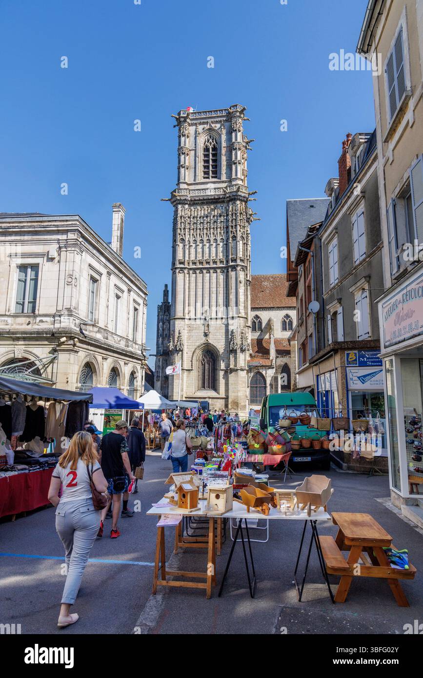 Marché du dimanche en rue et collégiale Saint-Martin. Clamecy, France Banque D'Images