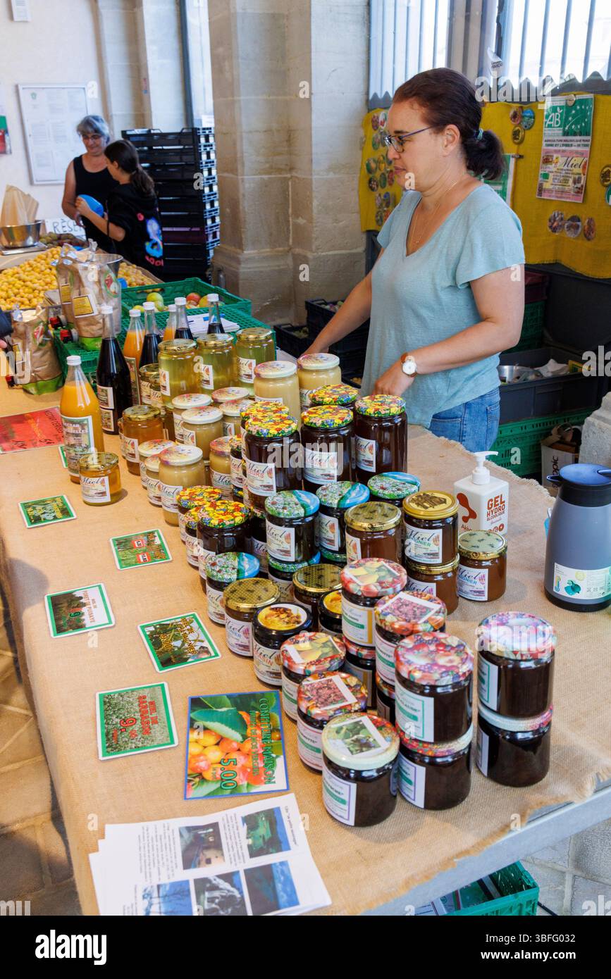 Marché du dimanche avec femme vendant de la confiture maison et des produits. Clamecy, France Banque D'Images