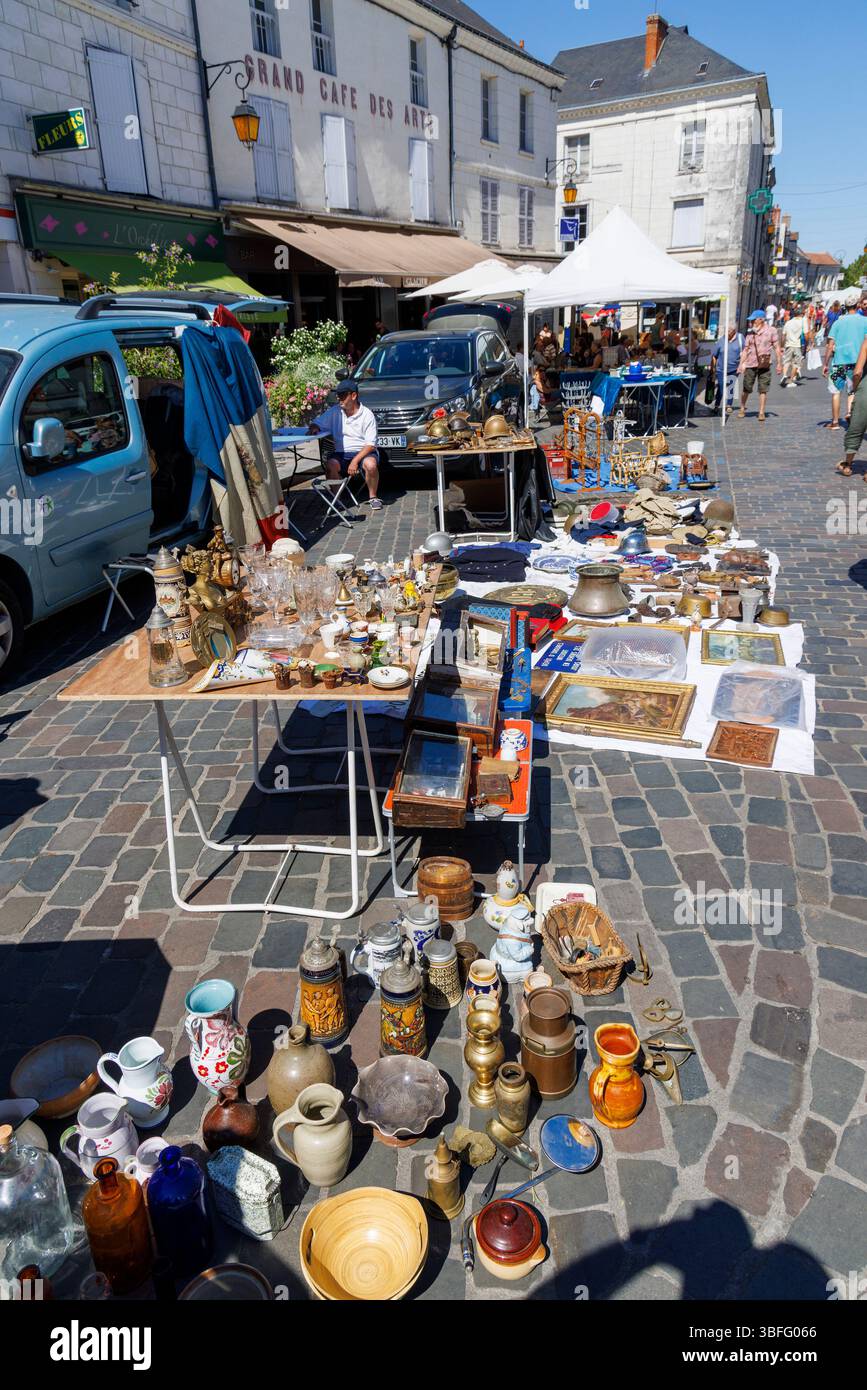 Marché de rue du dimanche, Loches ; Indre-et-Loire ; centre de la France Banque D'Images