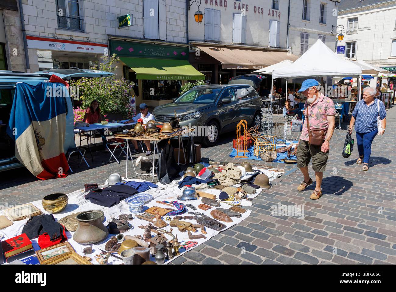 Marché de rue du dimanche, Loches ; Indre-et-Loire ; centre de la France Banque D'Images