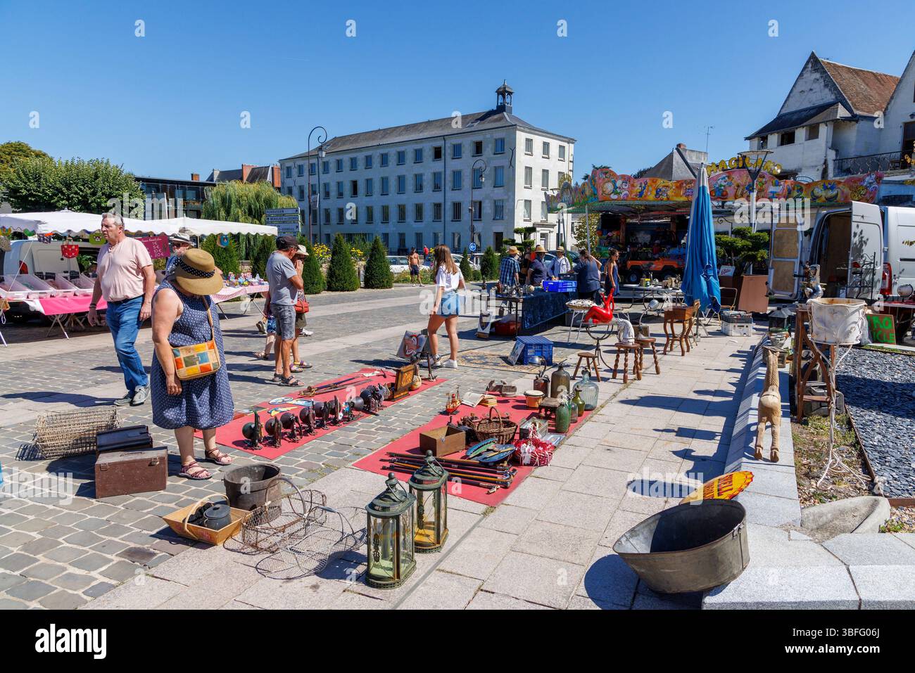 Marché de rue du dimanche, Loches ; Indre-et-Loire ; centre de la France Banque D'Images