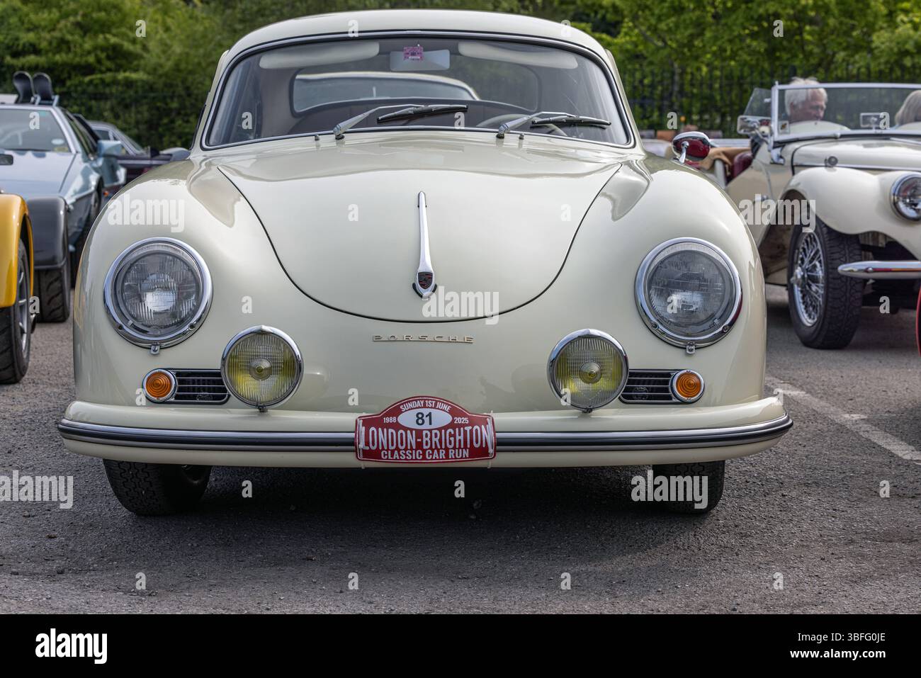 Porsche 356A 1957 avant le London to Brighton Classic car Run au Brooklands Museum Banque D'Images