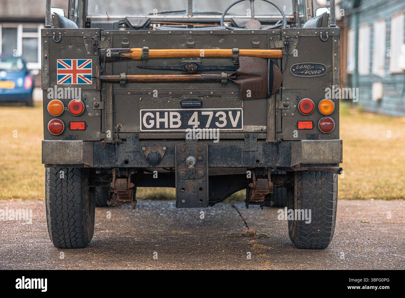Arrière d'un Land Rover de l'armée britannique avec pelle et pioche Banque D'Images