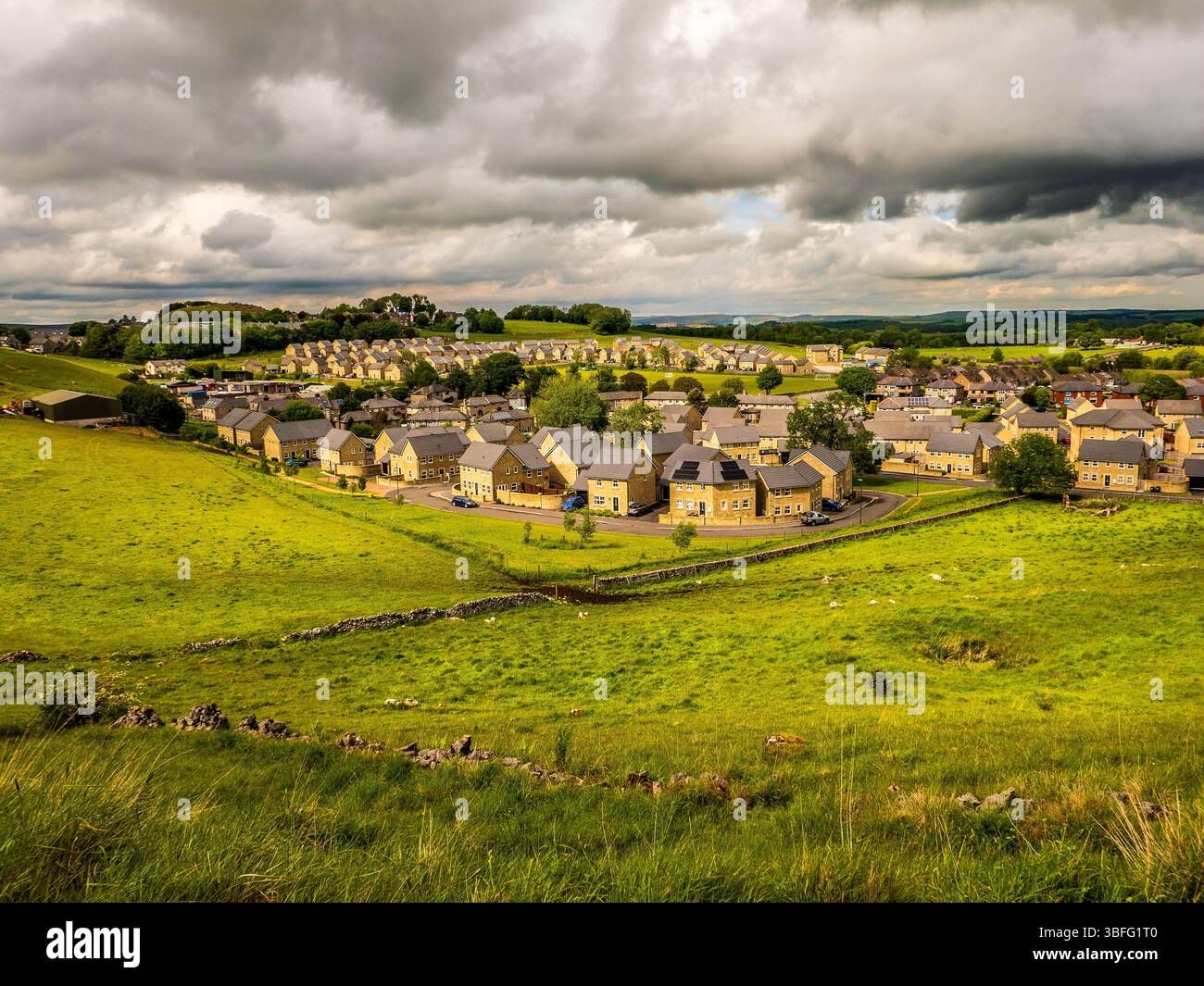 Un nouveau domaine de construction sur un terrain vert à la périphérie de Buxton, Derbyshire Banque D'Images