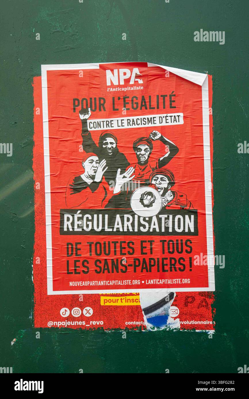 Affiche sur les droits migratoires de NPA France dans le district de Clignancourt à Paris, France Banque D'Images