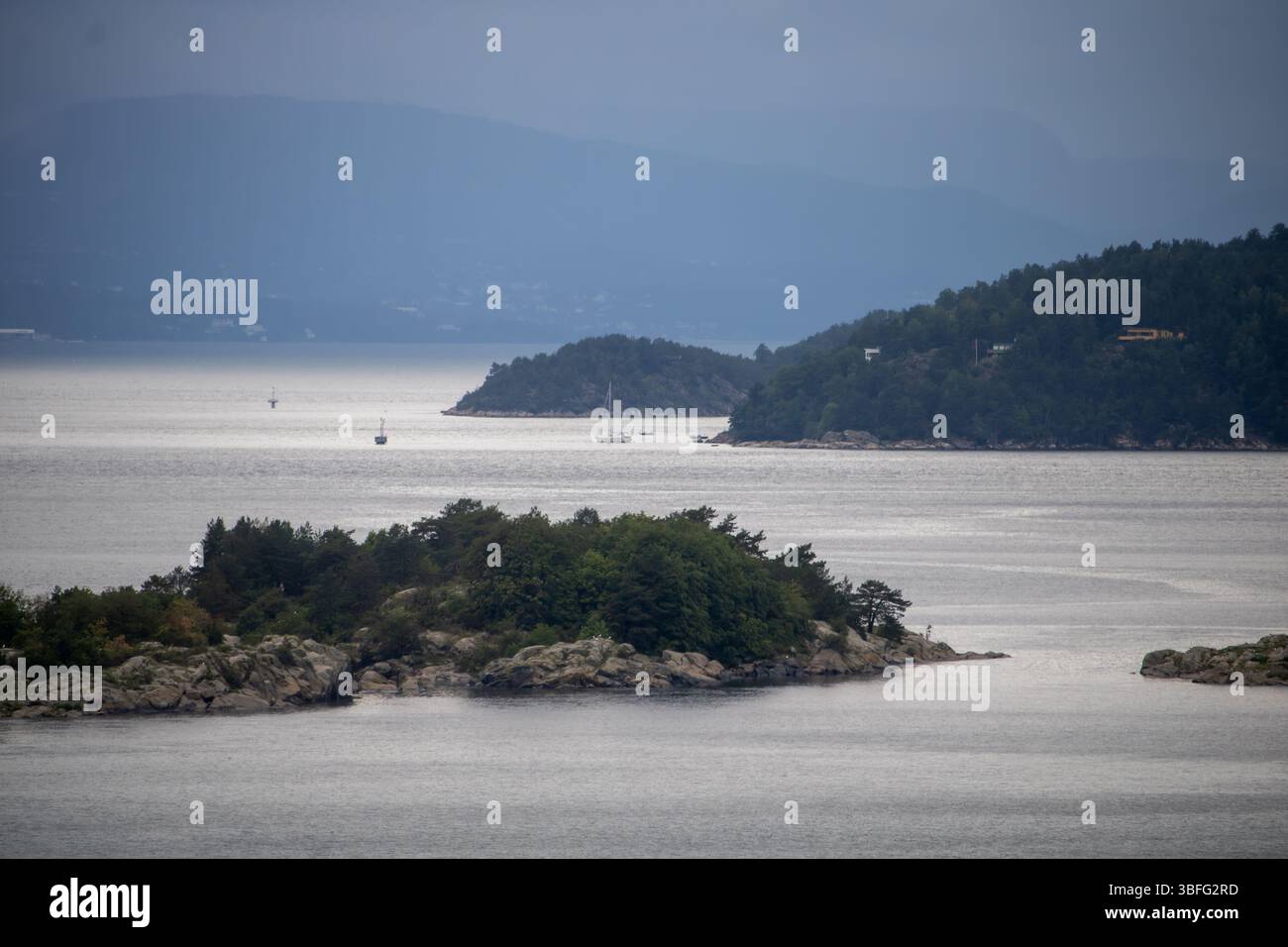 Bewaldete Inseln im Oslofjord, Norwegian – Fjordlandschaft BEI Oslo mit Hügeln und Wasser Banque D'Images