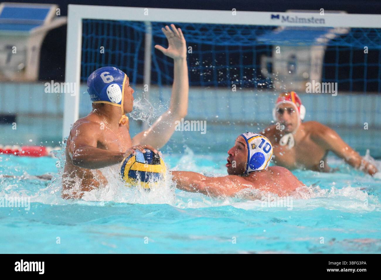 Malte, Malte. 01 juin 2025. Felipe Perrone Rocha du Zodiac CNAB tentant de voler le ballon à Thomas Vernoux du CN Marseille lors de la finale de la Ligue des Champions LEN pour la médaille de bronze entre le Zodiac CNAB et le CN Marseille au National Pool Complex à Gzira, Malte, le 1er juin 2025. Durant final four - Médaille de bronze - Zodiac CNAB vs CN Marseille, LEN Cup - Champions League waterpolo match à Malte, Malte, 01 juin 2025 crédit : Agence photo indépendante/Alamy Live News Banque D'Images