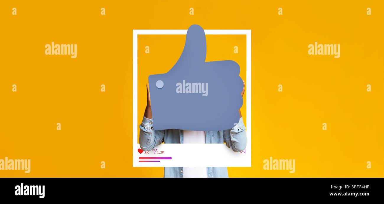 L'utilisateur s'engage avec les médias sociaux comme en montrant les pouces vers le haut en tant qu'influenceur Banque D'Images