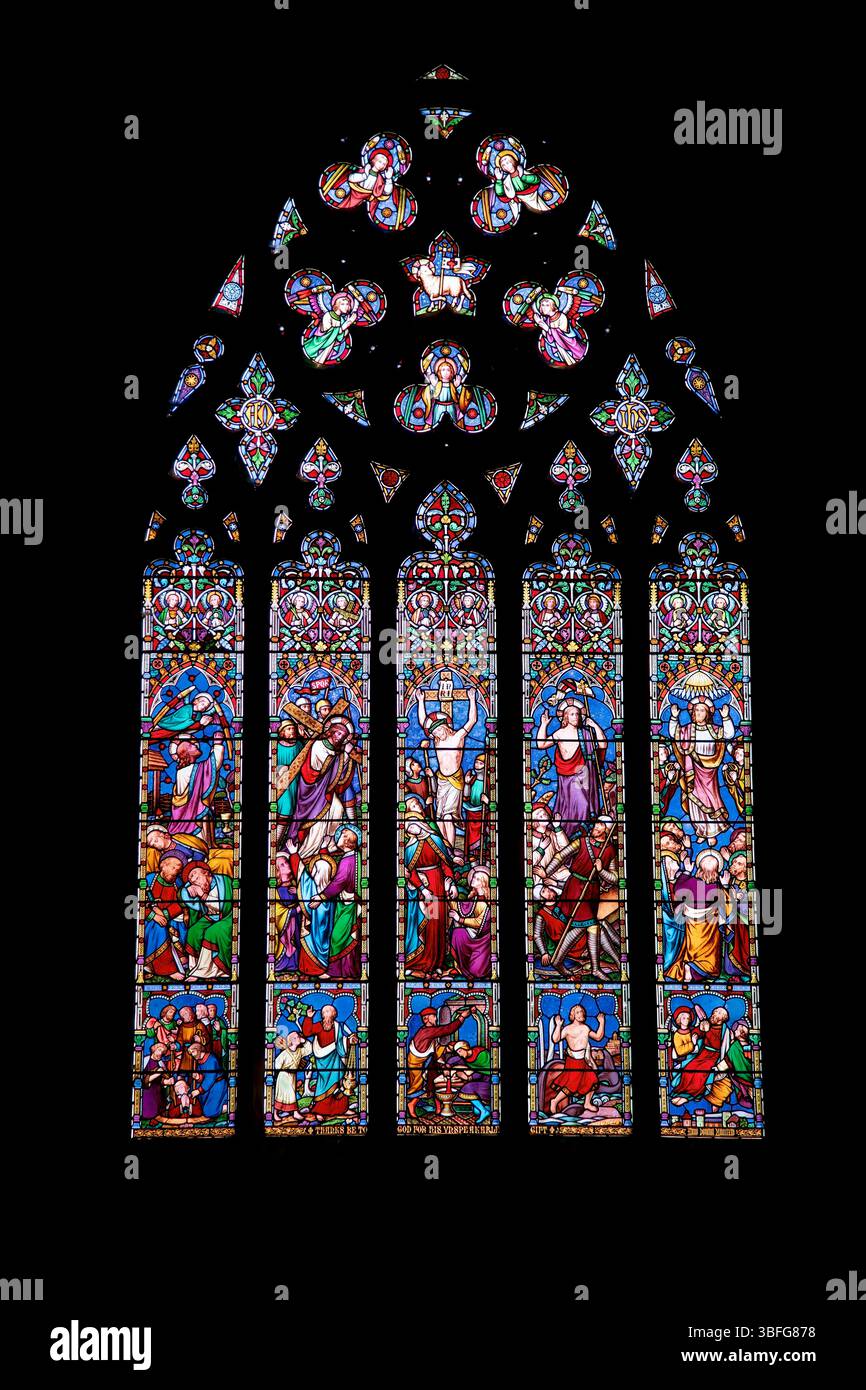 Chilham, Angleterre, Royaume-Uni - 2 mai 2025 : vitrail coloré à l'intérieur de l'église Sainte-Marie, diocèse de Canterbury, petite église pittoresque qui a un salut Banque D'Images