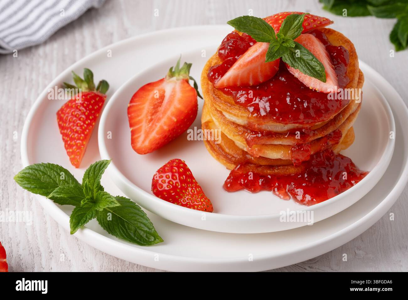 Mini crêpes avec confiture de fraises et fraises Banque D'Images