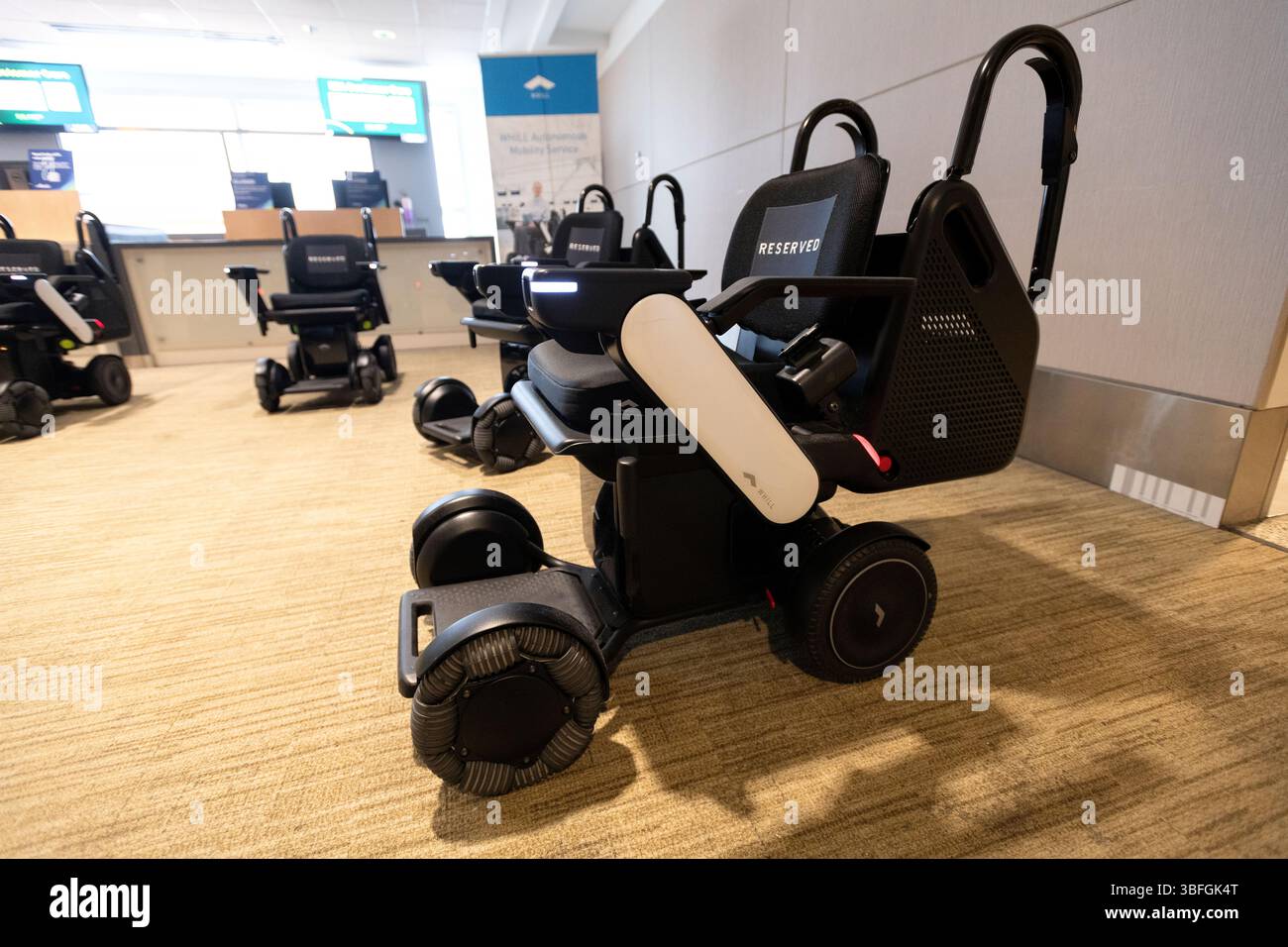 États-Unis, État de Washington. Fauteuil roulant autonome testé à l'aéroport de Seattle-Tacoma. Banque D'Images