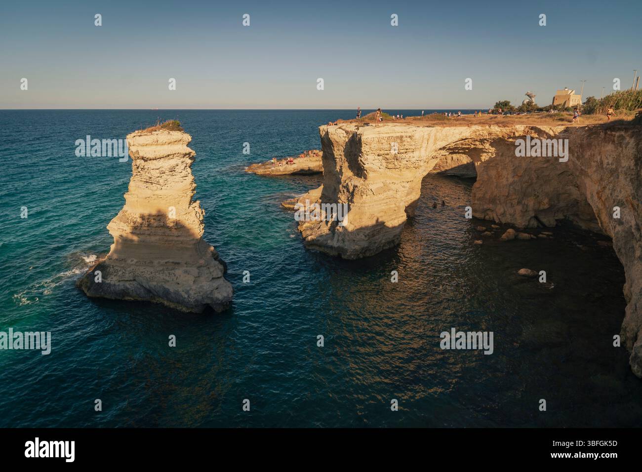 Les piles Sant Andrea, Faraglioni, dans le Salento, Pouilles, Italie Banque D'Images