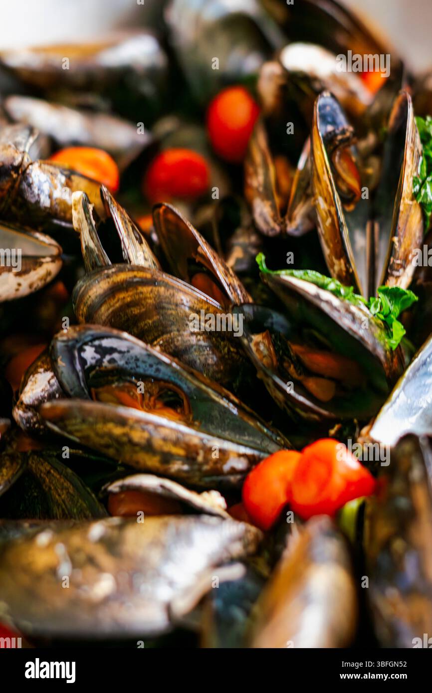 Moules et tomates. Un début typique. Banque D'Images