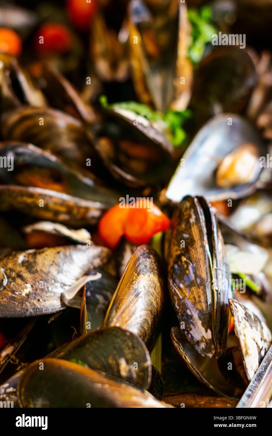 Moules et tomates. Un début typique. Banque D'Images