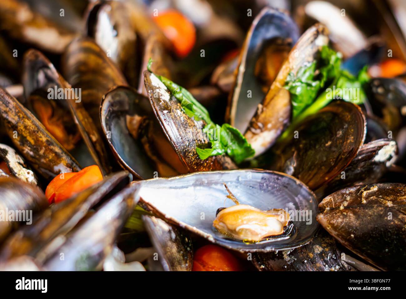 Moules et tomates. Un début typique. Banque D'Images