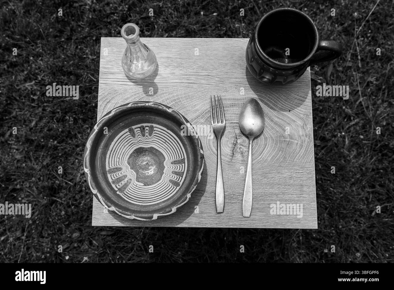Rustic table Still Life. Teintes monochromes. Couverts et tasses. Banque D'Images