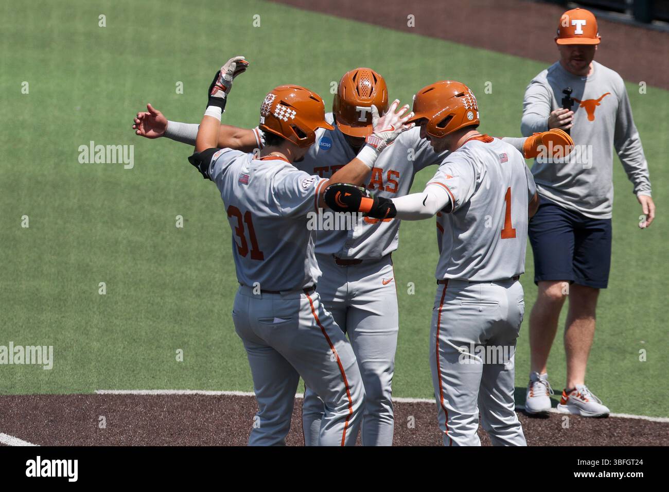 AUSTIN, TX - JUNE 01: Texas infielder Casey Borba (31) is met at home plate by Texas catcher Kimble Schuessler (10) and Texas infielder Jalin Flores (1) after hitting a three run home run during the NCAA Division I Regional game between Texas Longhorns and Kansas St. Wildcats on June 1, 2025, at UFCU Disch-Falk Field in Austin, Texas. (Photo by David Buono/Icon Sportswire) (Icon Sportswire via AP Images) Banque D'Images