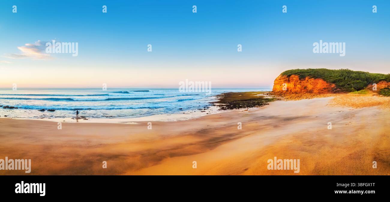 Vue grand angle de Bells Beach, Great Ocean Road, Victoria, Australie à l'aube Banque D'Images