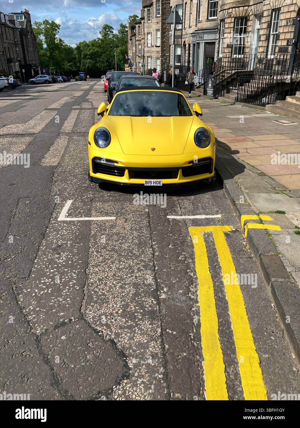 Porsche 911 Turbo S jaune, garée dans la rue, Edimbourg Écosse - Image de stock capturée avec un smartphone