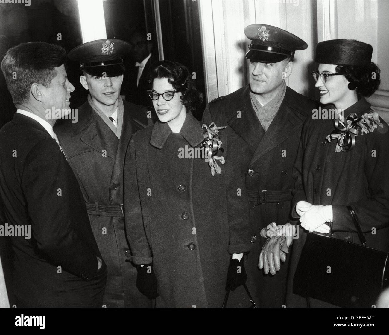 Le président John F. Kennedy rencontre des pilotes RB-47 de la Force aérienne des États-Unis récemment libérés de l'Union soviétique et leurs épouses à la Maison Blanche, Washington, D.C. (de gauche à droite) le président Kennedy ; le capitaine Freeman Bruce Olmstead ; Gail Olmstead ; le capitaine John McKone ; Connie McKone. Banque D'Images