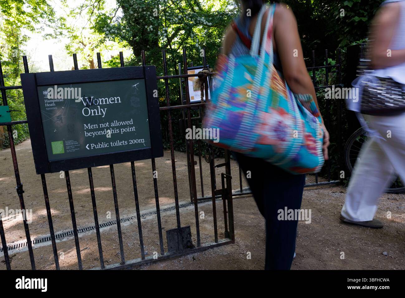 [MccLi0013801] GV of the Women Only signe à l'entrée de Kenwood Ladies Pond à Hampstead Heath, Londres. C) Belinda Jiao 07598931257 www.belind Banque D'Images