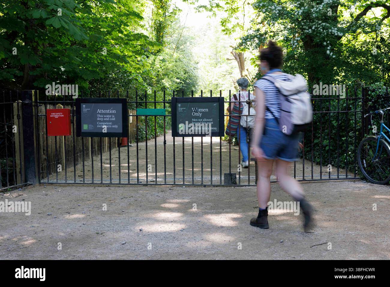 [MccLi0013801] GV of the Women Only signe à l'entrée de Kenwood Ladies Pond à Hampstead Heath, Londres. C) Belinda Jiao 07598931257 www.belind Banque D'Images
