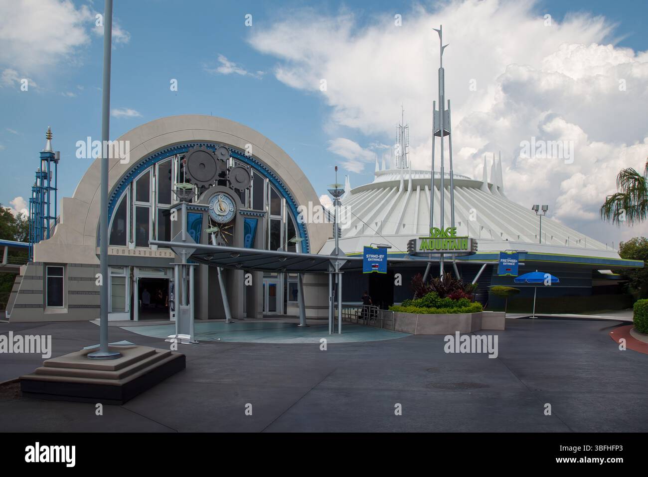 Le bâtiment futuriste Space Mountain à Tomorrowland , parc d'attractions Magic Kingdom à Orlando, Floride. Banque D'Images