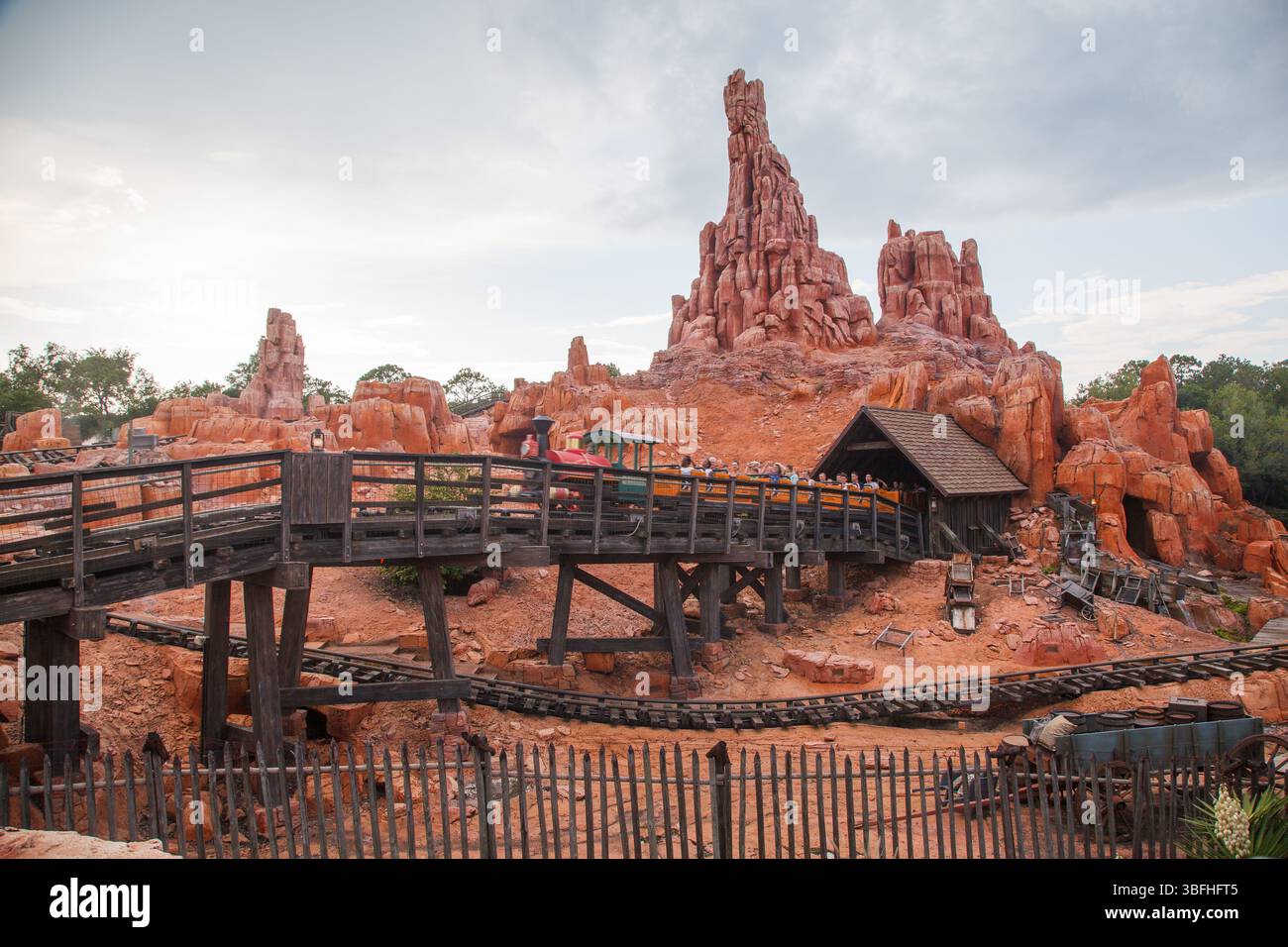 Le Big Thunder Mountain Ride à Frontierland, parc d'attractions Magic Kingdom à Orlando, Floride. Banque D'Images