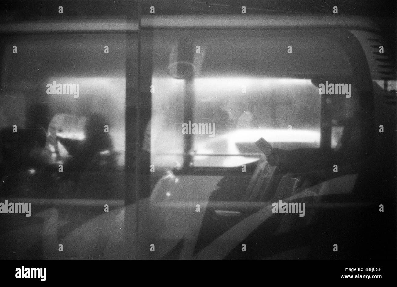 Début des années 2010 Chine passant les bus - Opposite Carriage Passenger Reading a Book Banque D'Images