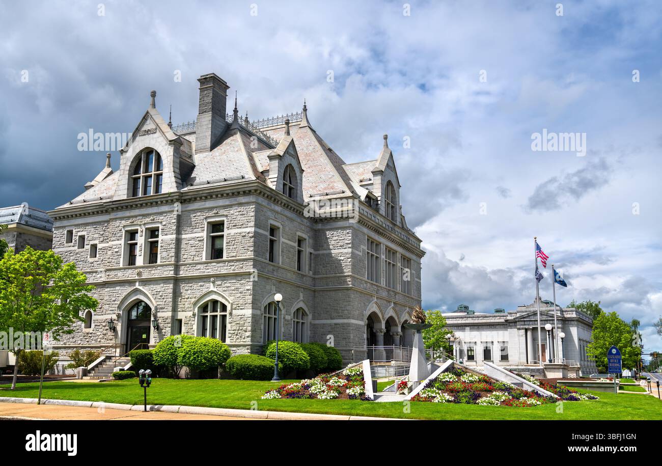 Architecture en pierre de style victorien tardif du New Hampshire Legislative Office Building à Concord, capturée sous des nuages spectaculaires et un paysage printanier dynamique Banque D'Images