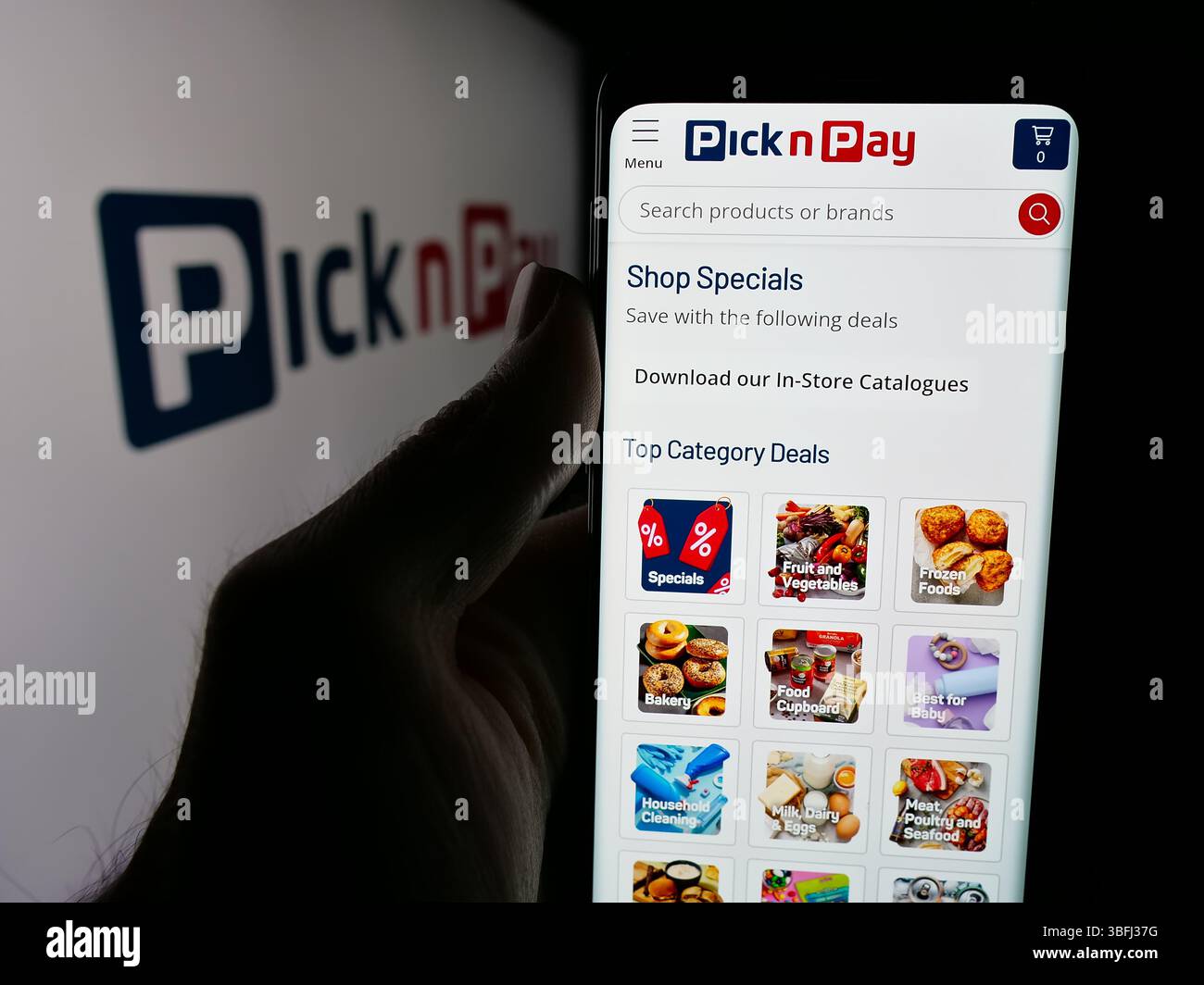Allemagne. 14 mai 2025. Dans cette illustration photo, une personne tient un téléphone intelligent avec la page Web de l'entreprise de vente au détail d'épicerie Pick n Pay Group Ltd sur l'écran devant le logo. (Photo timon Schneider/SOPA images/SIPA USA) *** strictement à des fins éditoriales *** crédit : SIPA USA/Alamy Live News Banque D'Images