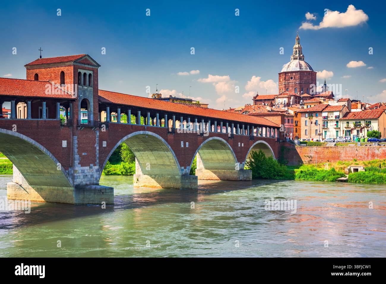 Pavie, Italie. Ponte Coperto (pont couvert) ou Ponte Vecchio un pont en pierre au-dessus du Ticino. Banque D'Images
