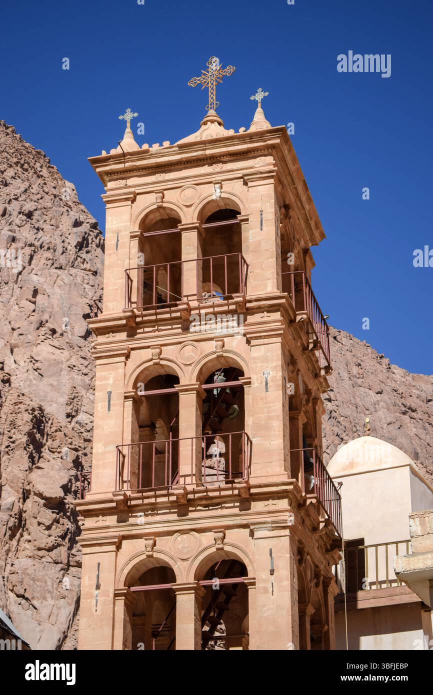 Sainte-Catherine, Égypte, 31 mai 2025. Vue sur le clocher du monastère grec orthodoxe de Sainte Catherine. La décision du tribunal égyptien selon laquelle la propriété du monastère est transférée à l'État égyptien suscite le tollé. Le monastère grec orthodoxe de Sainte-Catherine, classé au patrimoine mondial de l'UNESCO depuis 2002, est considéré comme le plus ancien monastère chrétien en activité permanente au monde. Crédit : Dimitris Aspiotis/Alamy Banque D'Images