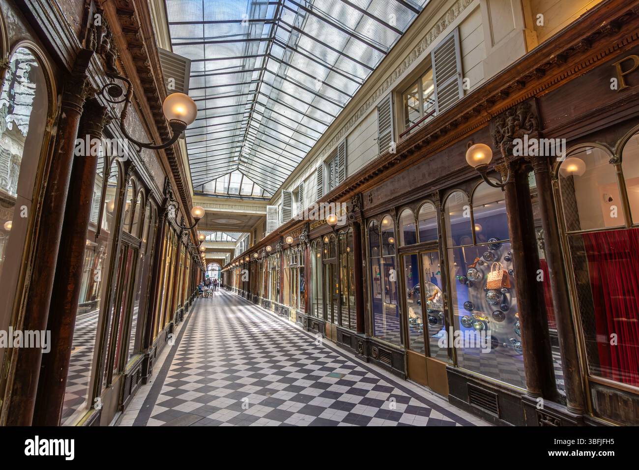 Vue intérieure de la Galerie Véro-Dodat, passage couvert parisien ouvert en 1826 dans le 1er arrondissement de Paris Banque D'Images