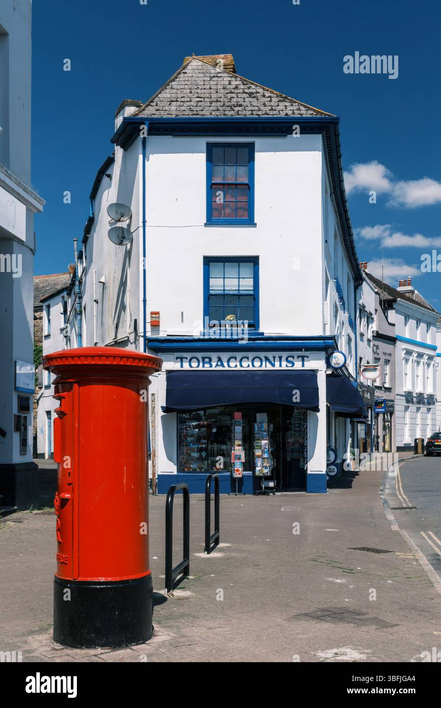 Bideford, North Devon - le comptoir du tabac sur le quai dans la ville côtière de Bideford, dans le North Devon. Banque D'Images