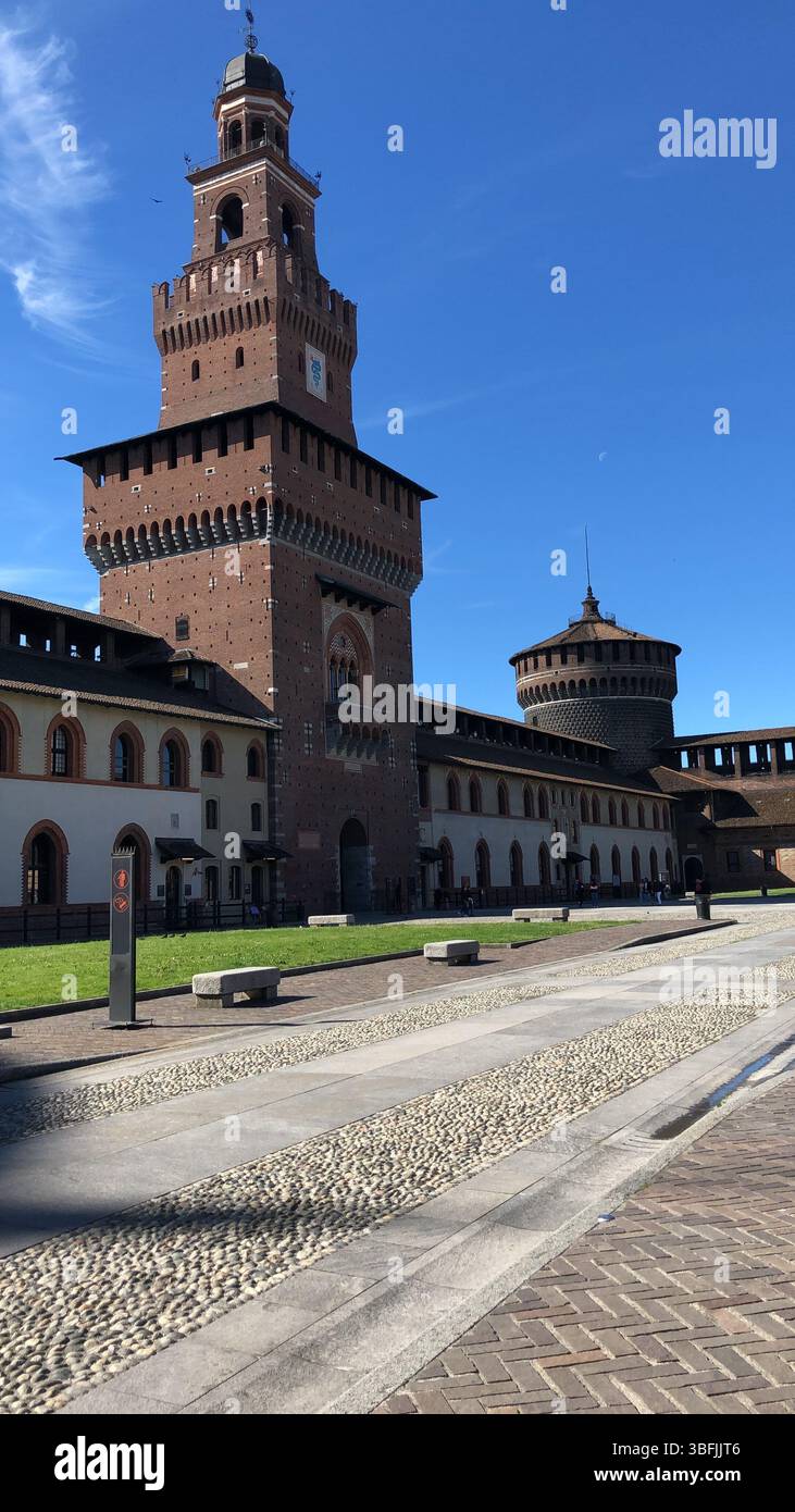 Castello Sforzesco (Château Sforza) à Milan, Italie, photographié par un jour ensoleillé de printemps. La forteresse historique est un lieu culturel et architectural populaire Banque D'Images