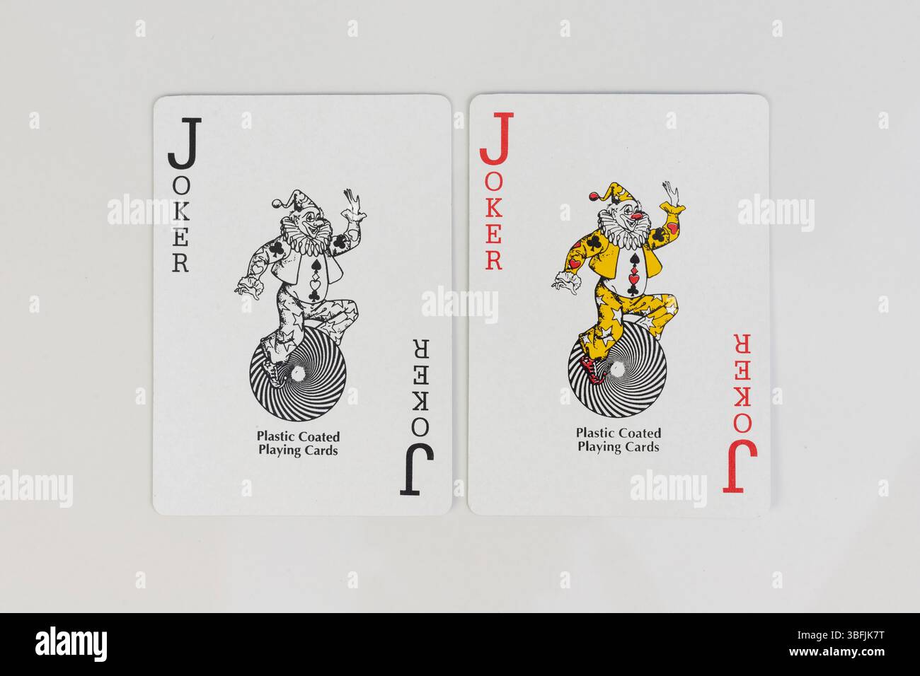 Joker cartes à jouer noir et rouge couleur côte à côte paire de deck classique sur fond blanc Banque D'Images