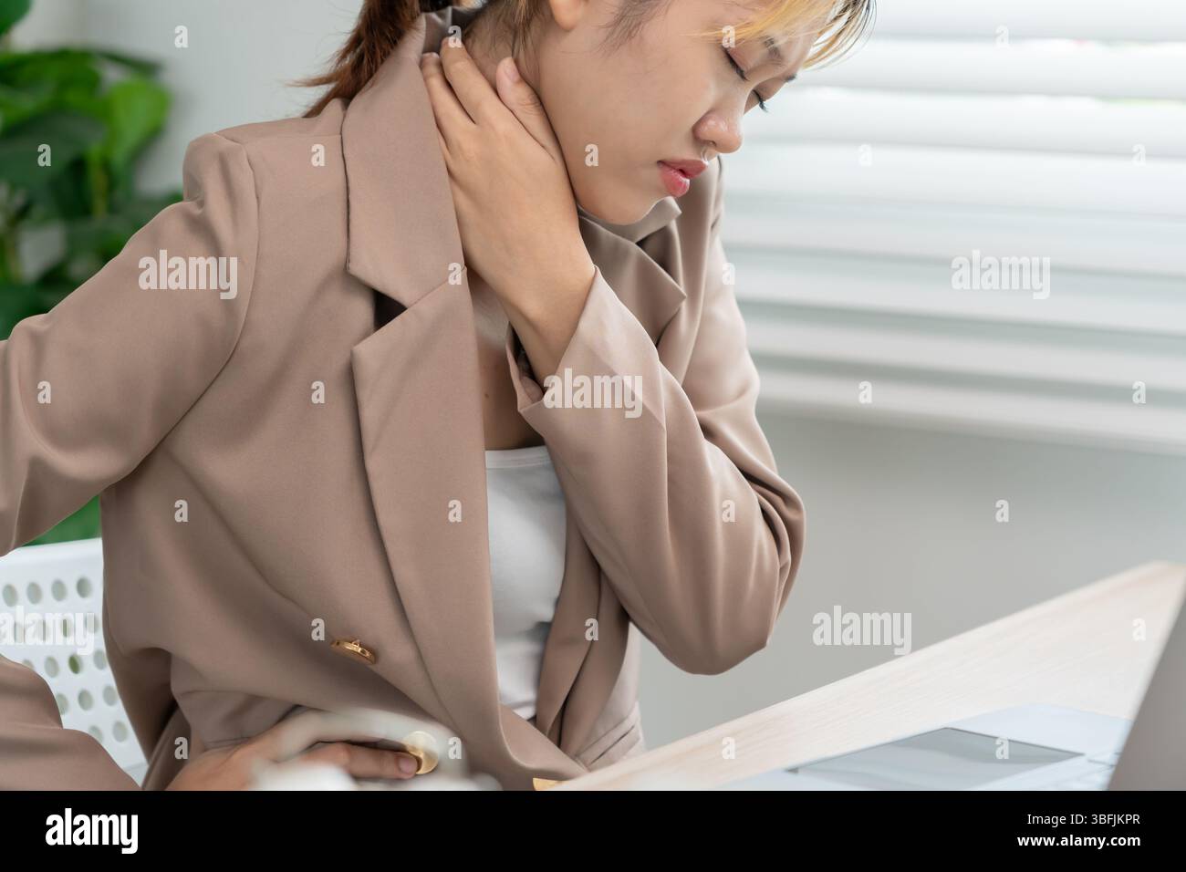 jeune femme d'affaires travaillant dans le bureau avec un syndrome du canal carpien ou l'inflammation de l'articulation du poignet, inflammation du muscle de la main du syndrome de bureau, main Banque D'Images