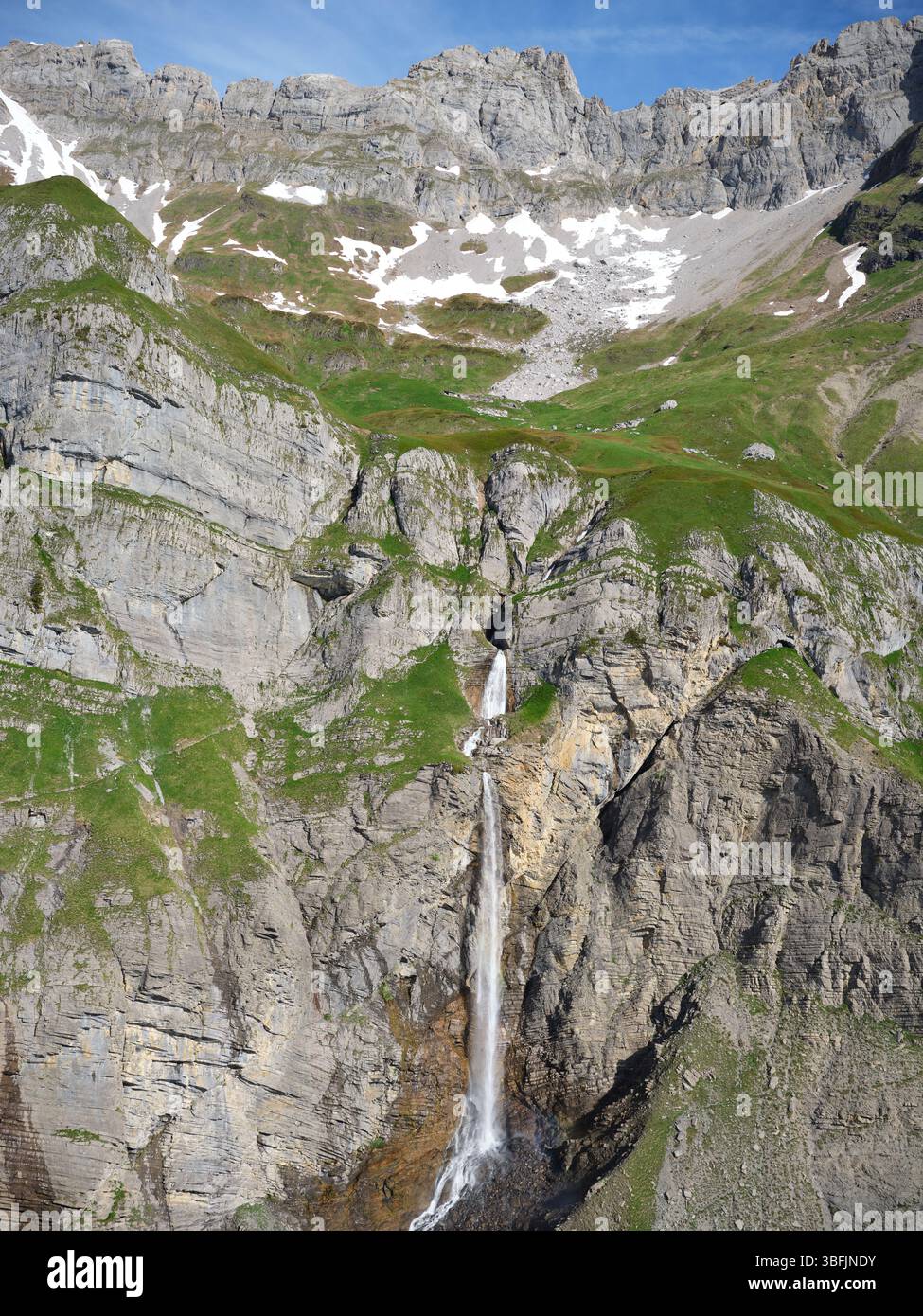 VUE AÉRIENNE. Cascade des fours, une cascade pittoresque sur le côté est de la pointe de Chombas (altitude : 2468m). Sallanches, haute-Savoie, France. Banque D'Images