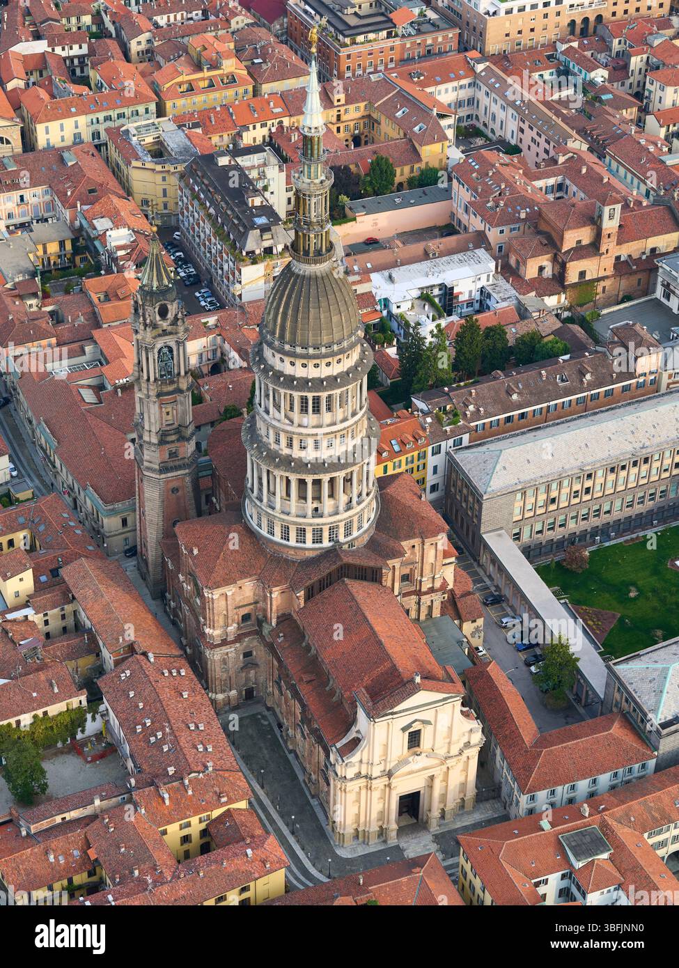 VUE AÉRIENNE. Le haut (hauteur : 121M) Basilique de San Gaudenzio. Novara, province de Novara, Piémont, Italie. Banque D'Images