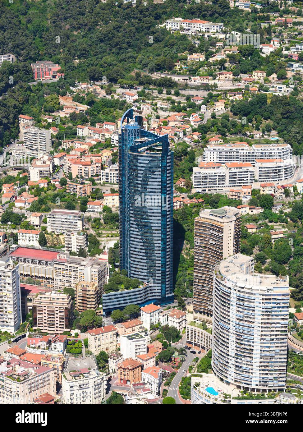 VUE AÉRIENNE. La tour Odéon, haute de 171 mètres, est la plus haute tour de la ville-état. Quartier de la Rousse Saint Roman, Principauté de Monaco. Banque D'Images