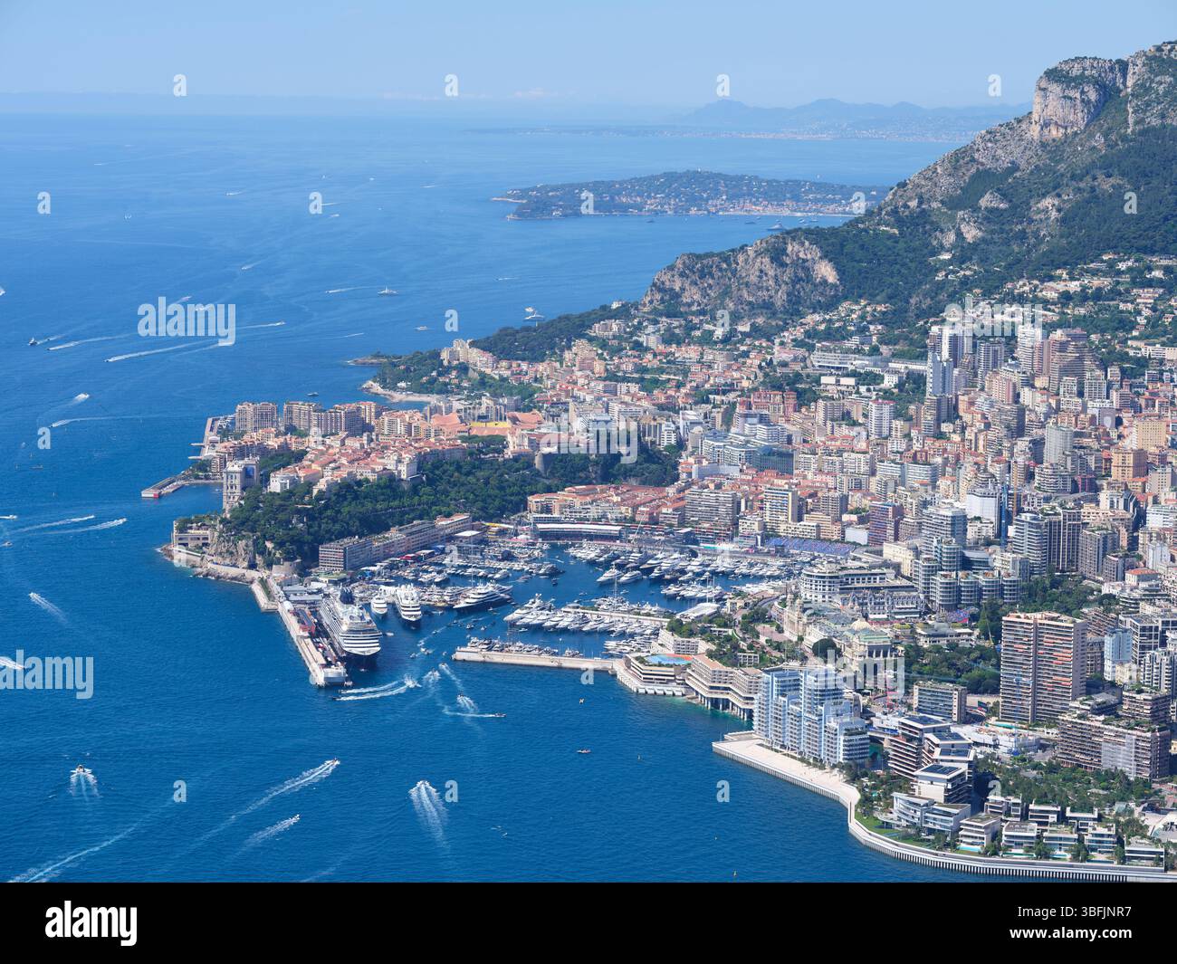 VUE AÉRIENNE. Port Hercule dans le quartier de la Condamine et derrière, Monaco-ville (alias le Rocher). Principauté de Monaco. Banque D'Images