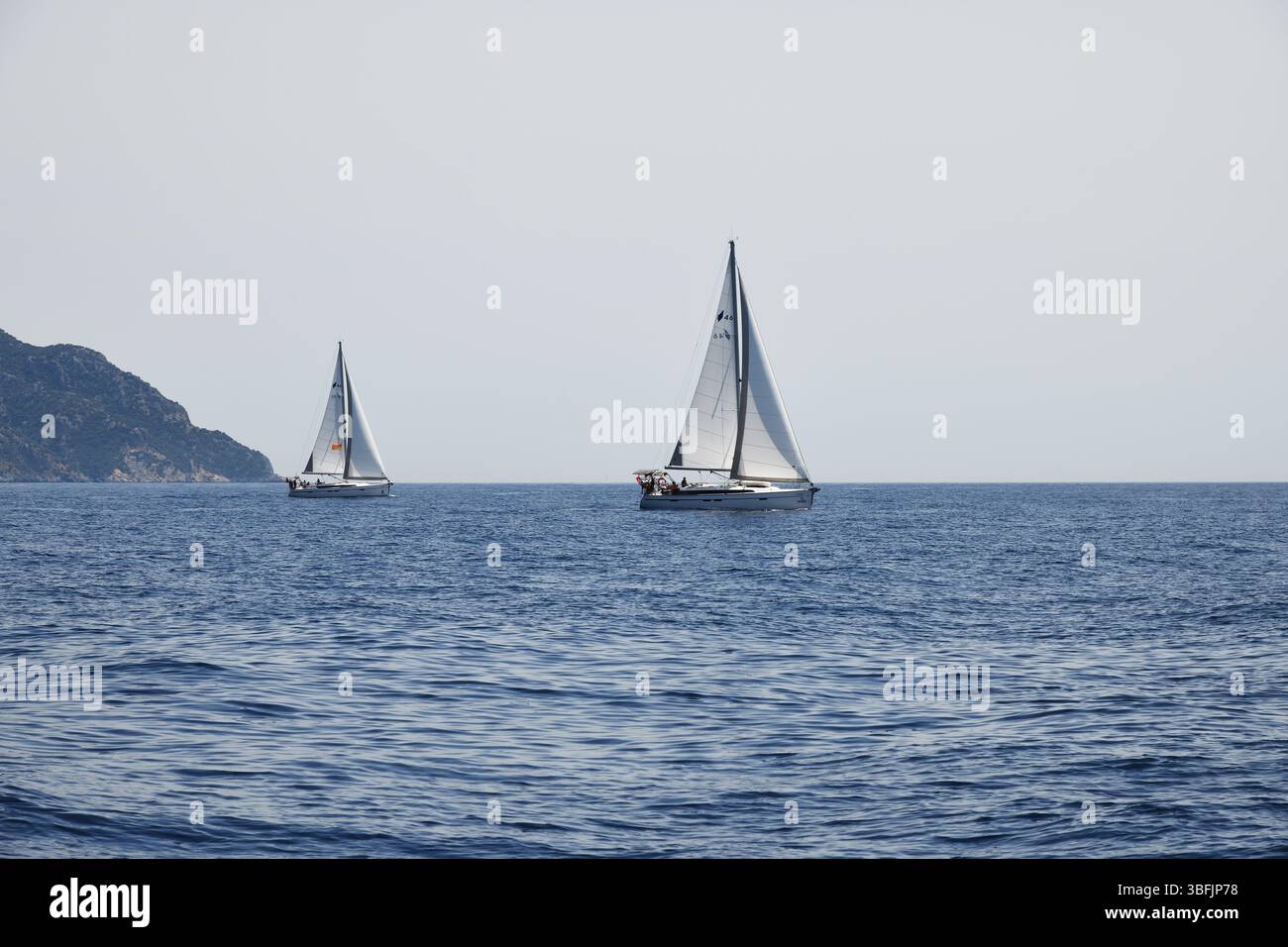 Port de Fethiye, Turquie — 22 mai 2025 : croisière en voilier en Turquie. Régate de voile. Beaux yachts blancs, voiliers ou voiliers naviguant en mer sur un Banque D'Images