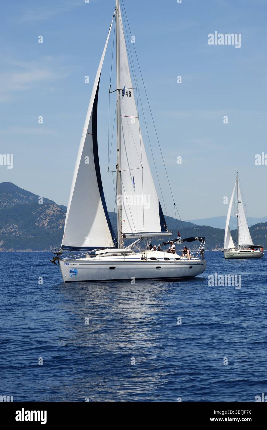 Port de Fethiye, Turquie — 22 mai 2025 : croisière en voilier en Turquie. Régate de voile. Beaux yachts blancs, voiliers ou voiliers naviguant en mer sur un Banque D'Images