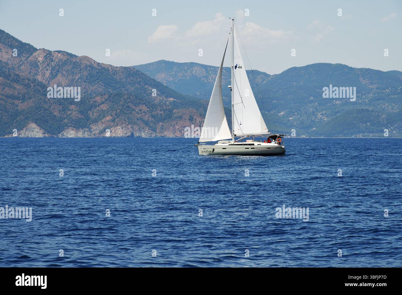 Port de Fethiye, Turquie — 22 mai 2025 : croisière en voilier en Turquie. Régate de voile. Beau yacht blanc, voiliers ou voiliers naviguant en mer Banque D'Images