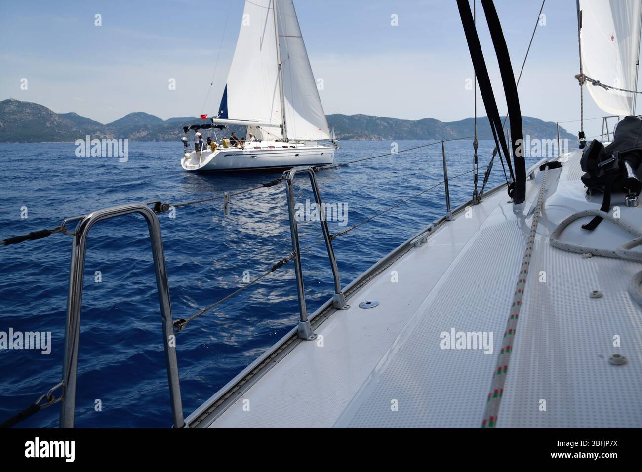 Port de Fethiye, Turquie. Croisière en voilier en Turquie. Régate de voile. Beaux yachts blancs, voiliers ou voiliers naviguant en mer sur un d ensoleillé lumineux Banque D'Images