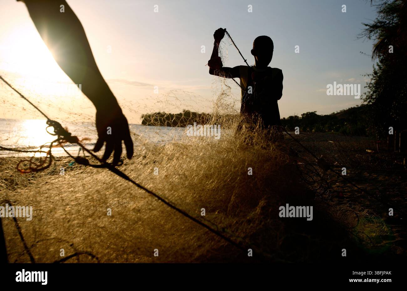 Les pêcheurs prennent leurs filets à Santa Catalina, Panama Banque D'Images