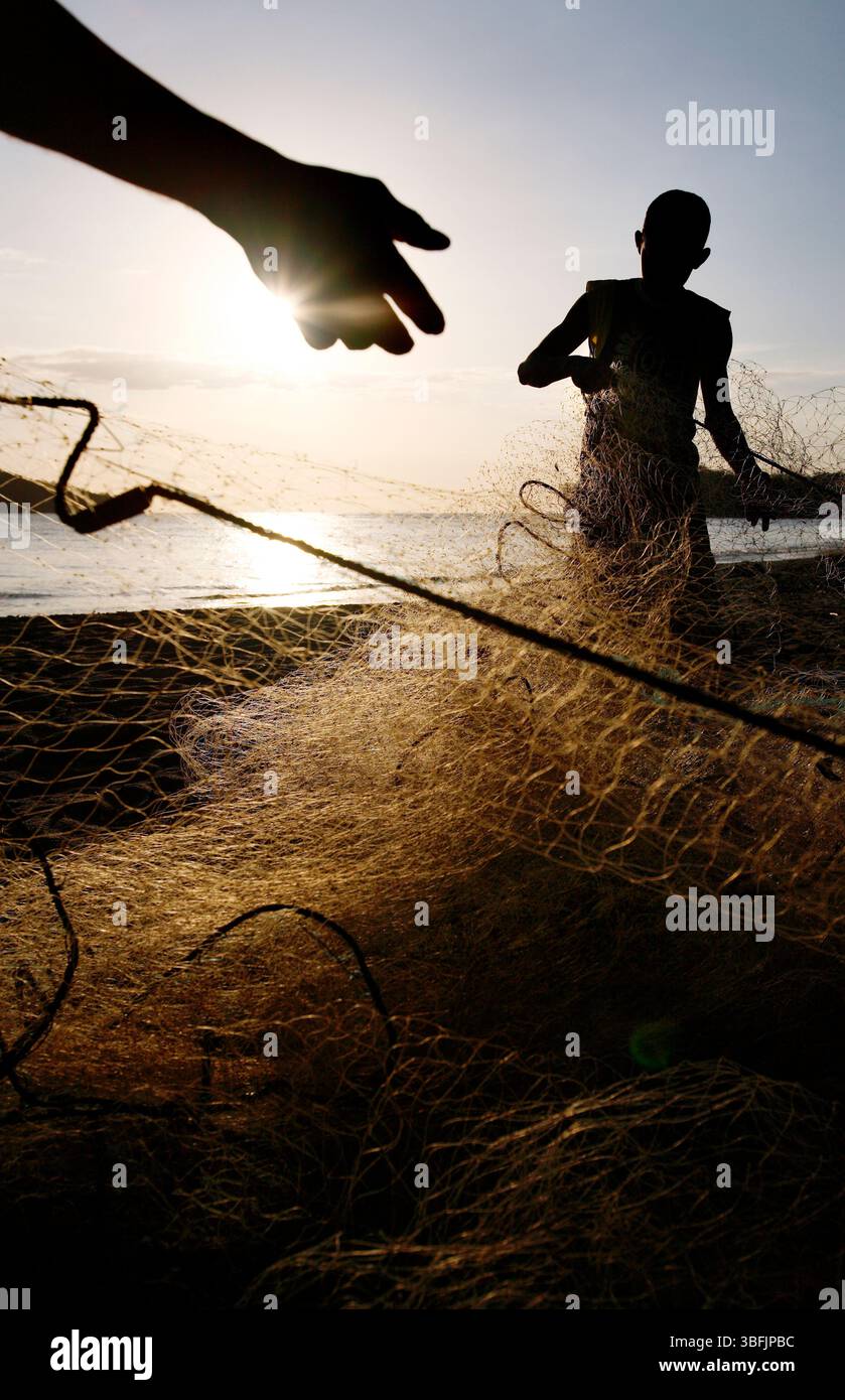 Les pêcheurs prennent leurs filets à Santa Catalina, Panama Banque D'Images